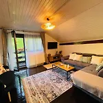 Whispering Pines בית נופש